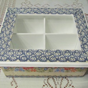 Caja de té guardas y flores