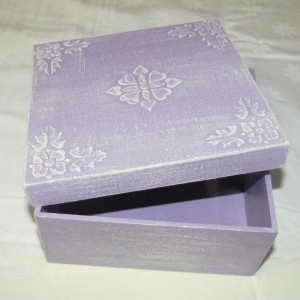 Caja violeta con relieve